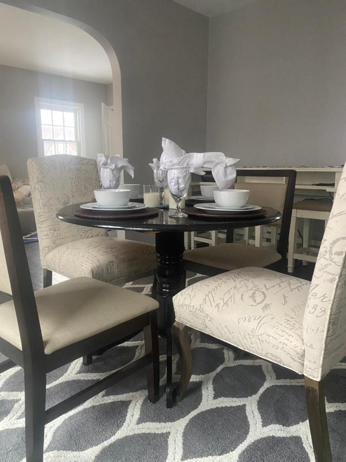 Cozy, Upstairs Pets Welcome With Fee Family Friendly Close To Everything Apartment Cleveland