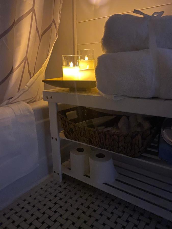 Cozy, Upstairs Pets Welcome With Fee Family Friendly Close To Everything Apartment Cleveland