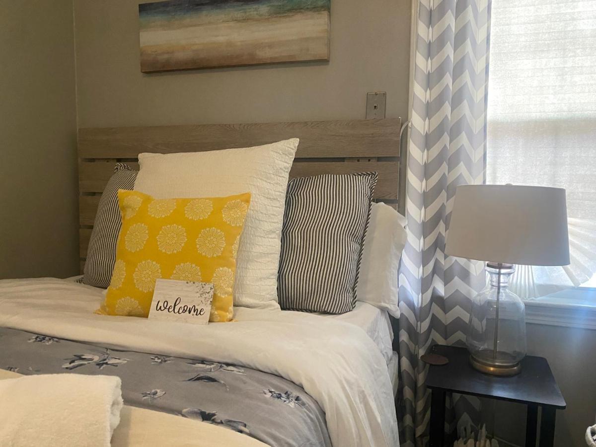 Apartment Cozy, Upstairs Pets Welcome With Fee Family Friendly Close To Everything Cleveland