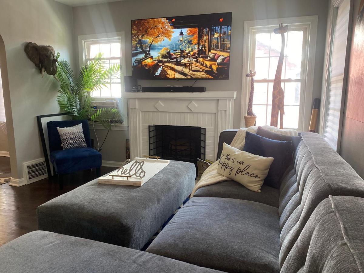 Apartment Cozy, Upstairs Pets Welcome With Fee Family Friendly Close To Everything Cleveland
